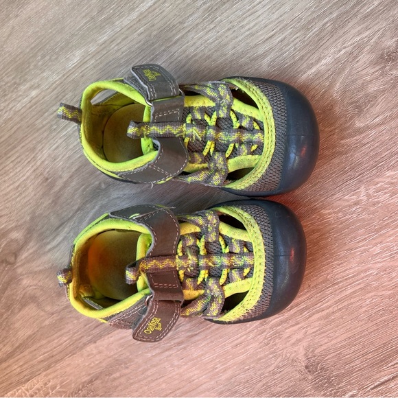 Shoes - Picture 3 of 8